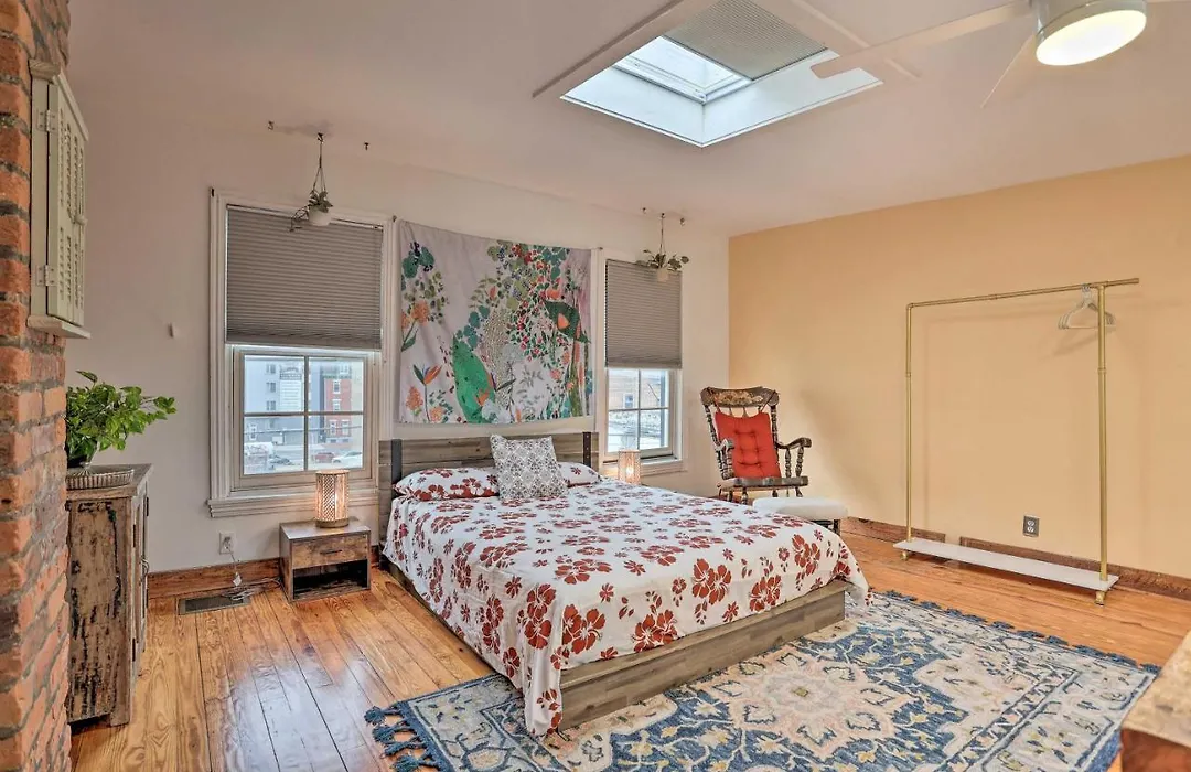 Cozy Philadelphia Townhome Walk To Upenn!-1
